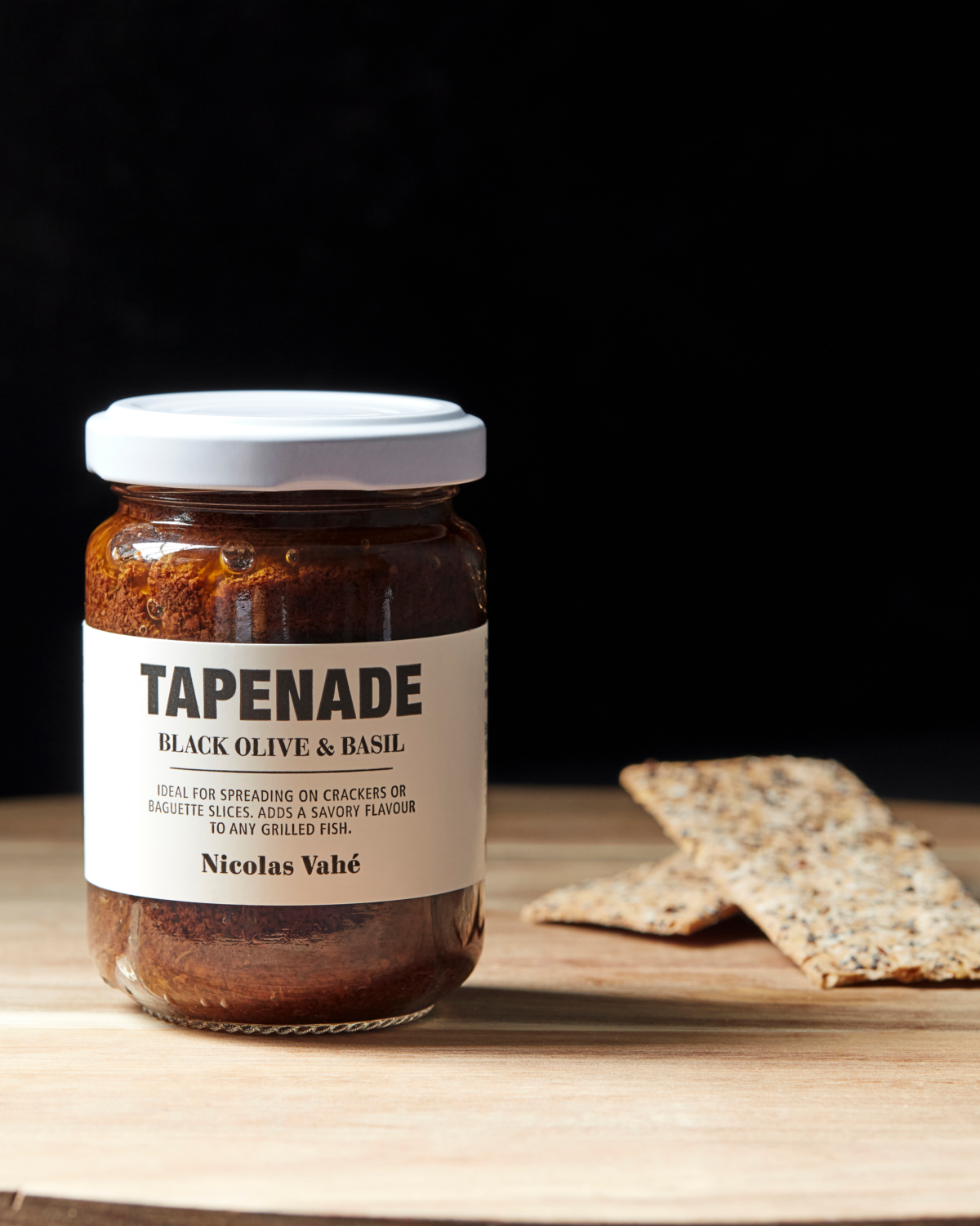 Tapenade sort olien og basilikum