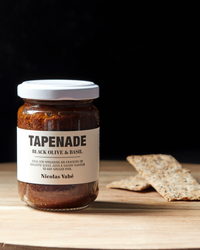Tapenade sort olien og basilikum