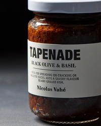 Tapenade sort olien og basilikum