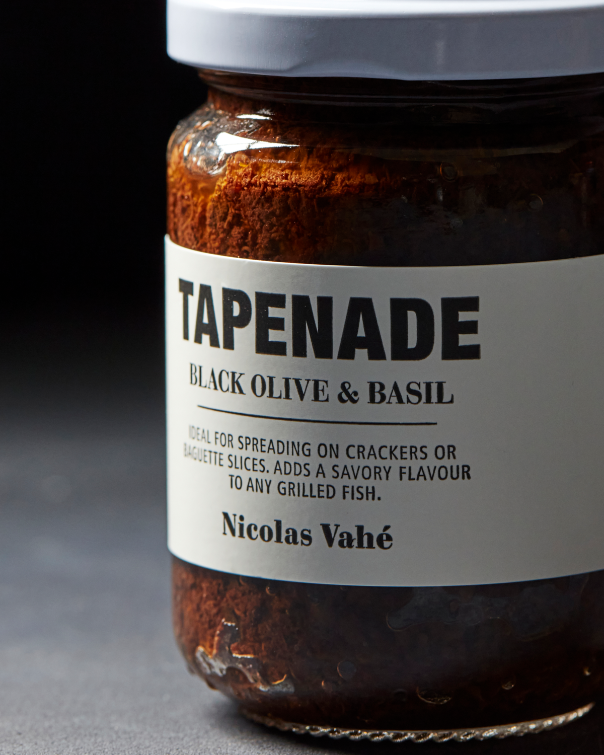 Tapenade sort olien og basilikum