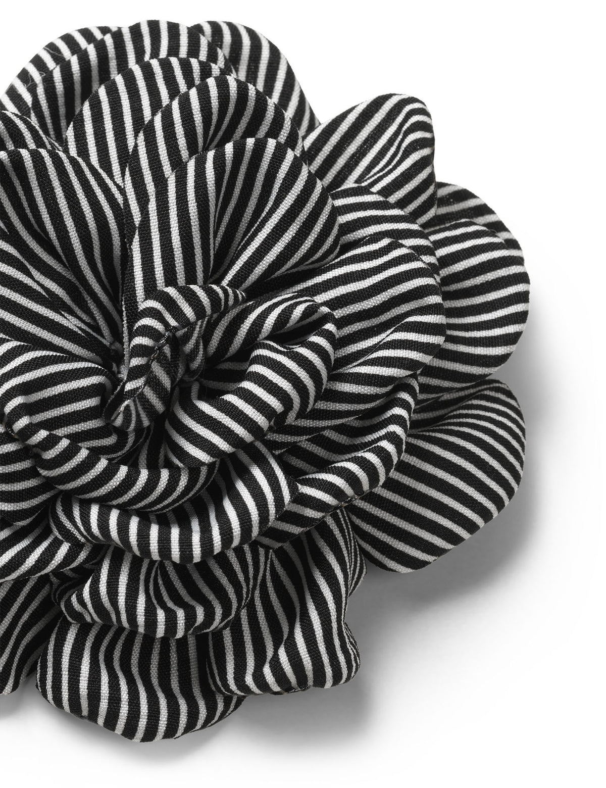 MN Rose Brooch – Stripe Black/White – Mads Nørgaard