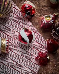 Ornament - rød kugle med hvid glimmer 6 cm.