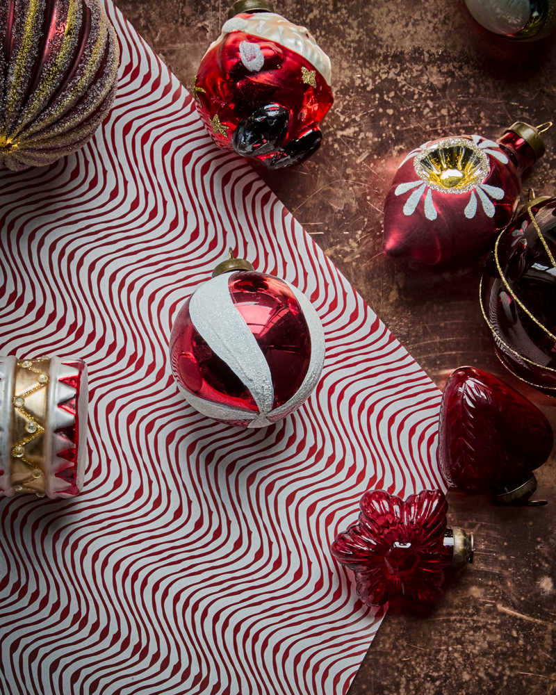 Ornament - rød kugle med hvid glimmer 6 cm.