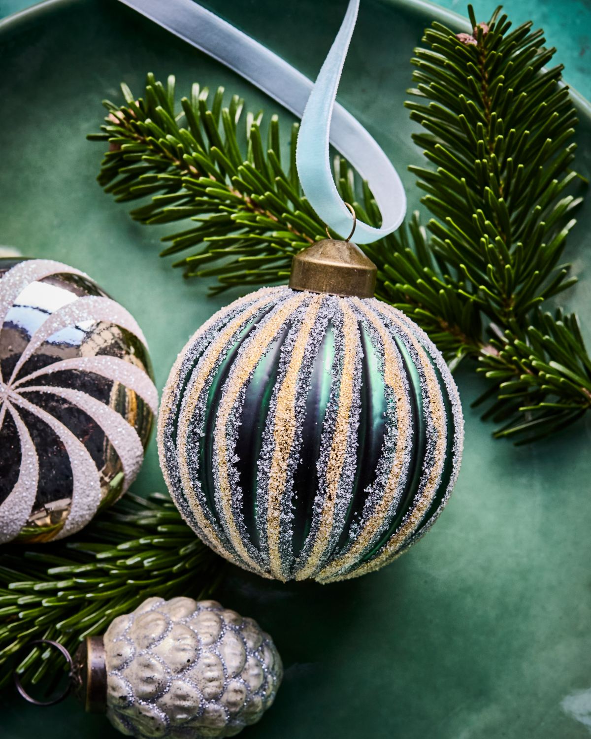 Ornament - smuk grøn kugle med glimmer 8 cm. i dia.