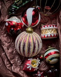 Ornament - smuk rød kugle med glimmer 8 cm. i dia