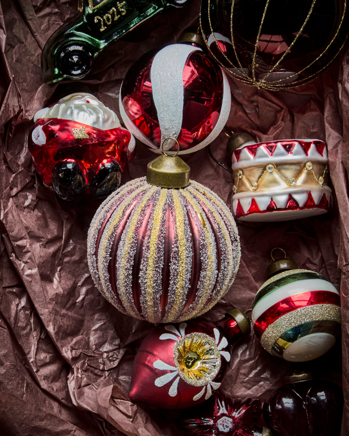 Ornament - smuk rød kugle med glimmer 8 cm. i dia