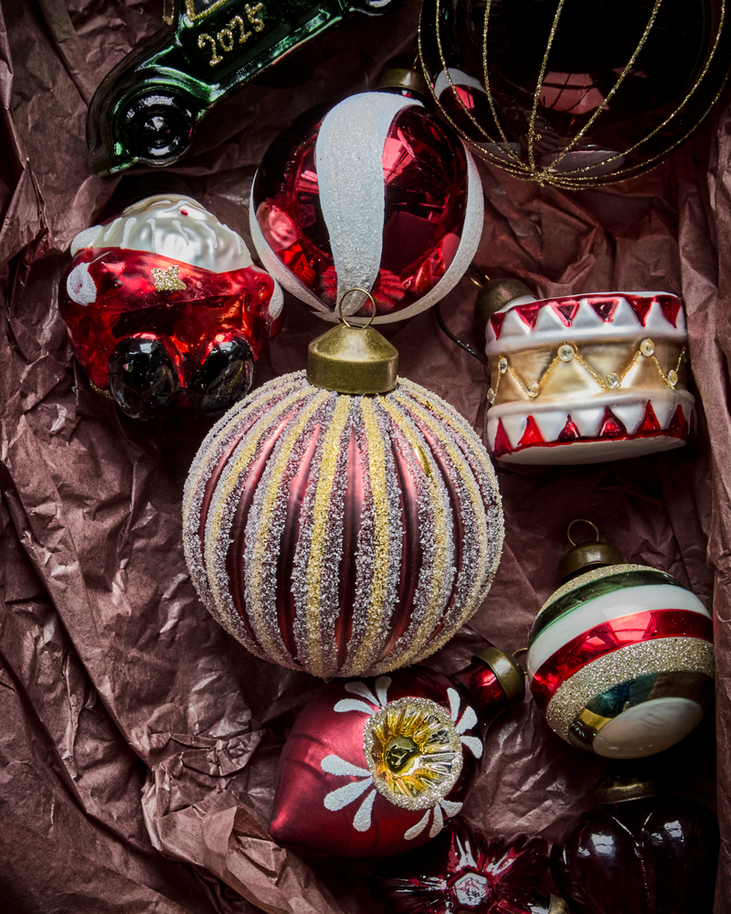 Ornament - smuk rød kugle med glimmer 8 cm. i dia