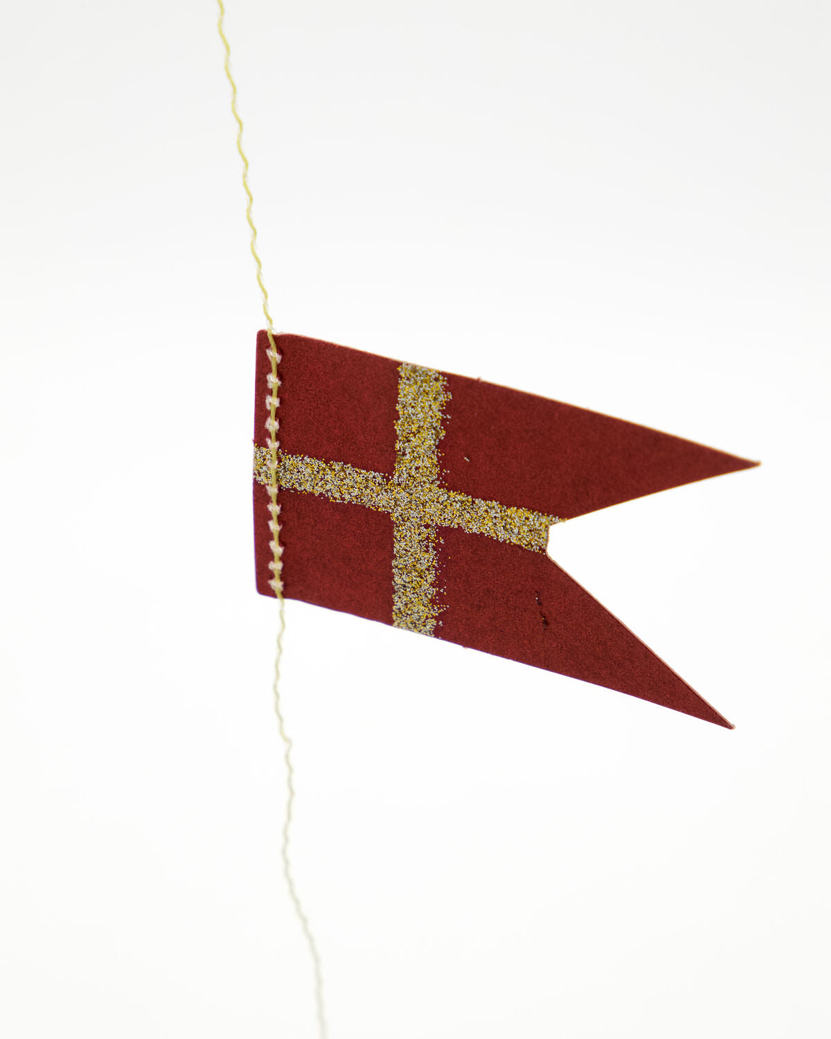 House Doctor Juleguirlande med flag – Rød/Champagne