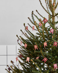 House Doctor Juleguirlande med flag – Rød/Champagne