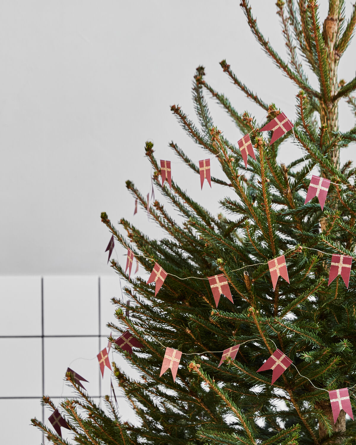 House Doctor Juleguirlande med flag – Rød/Champagne