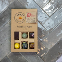 Ankers Fyldte – 12 stk. økologiske chokolader – Anker Chokolade