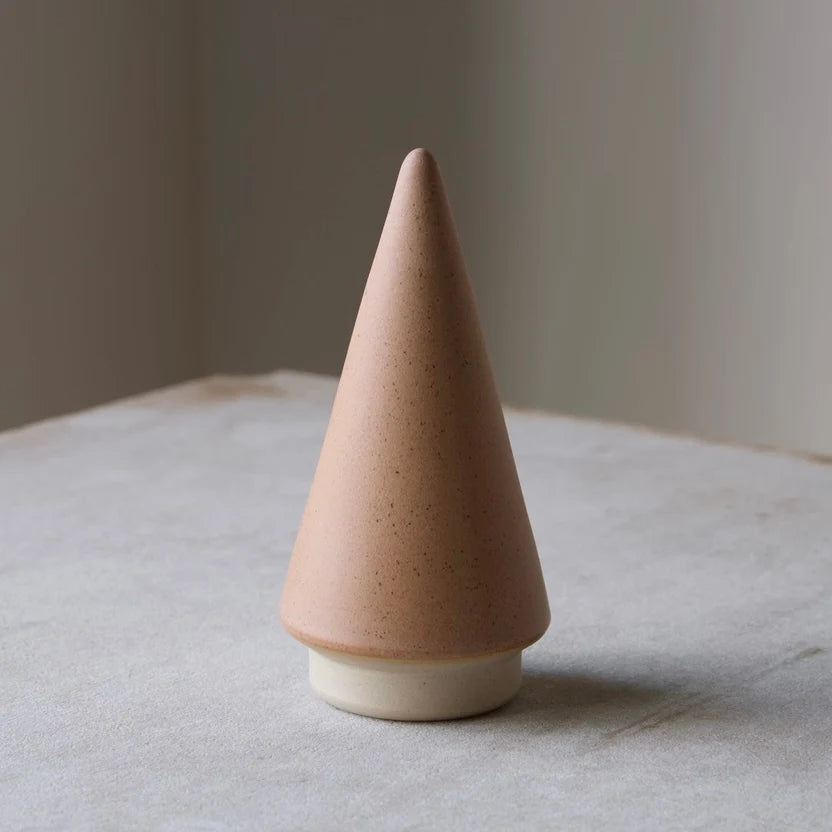 Hånddrejet Juletræ – Beige – Stentøj