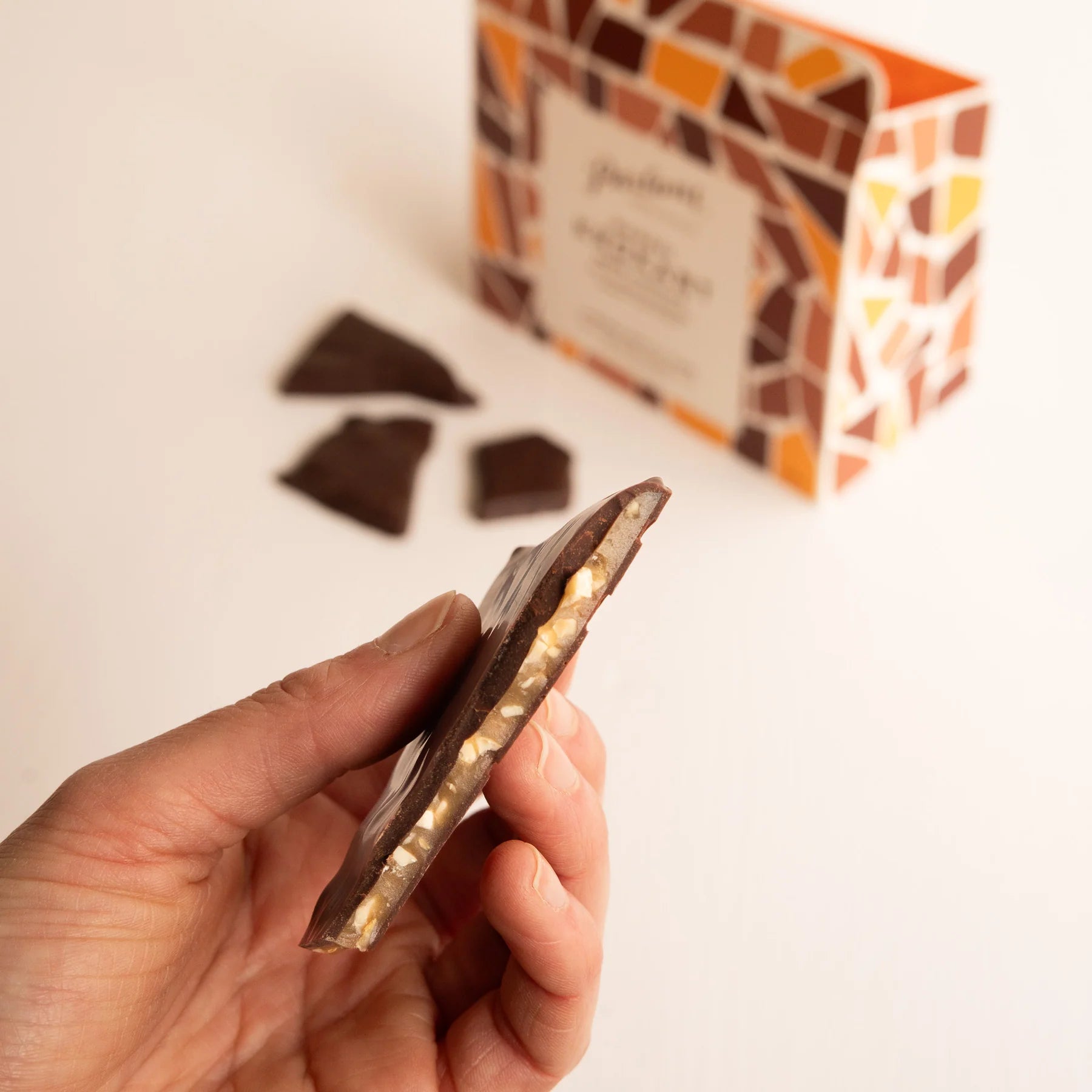 Pärlans – Almond Brittle med mørk chokolade