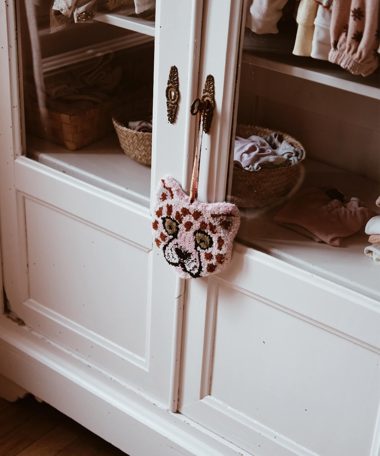 Pinky Leopard gift hanger