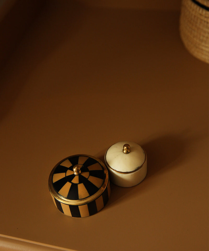 Krukke med låg sort/latte stribet