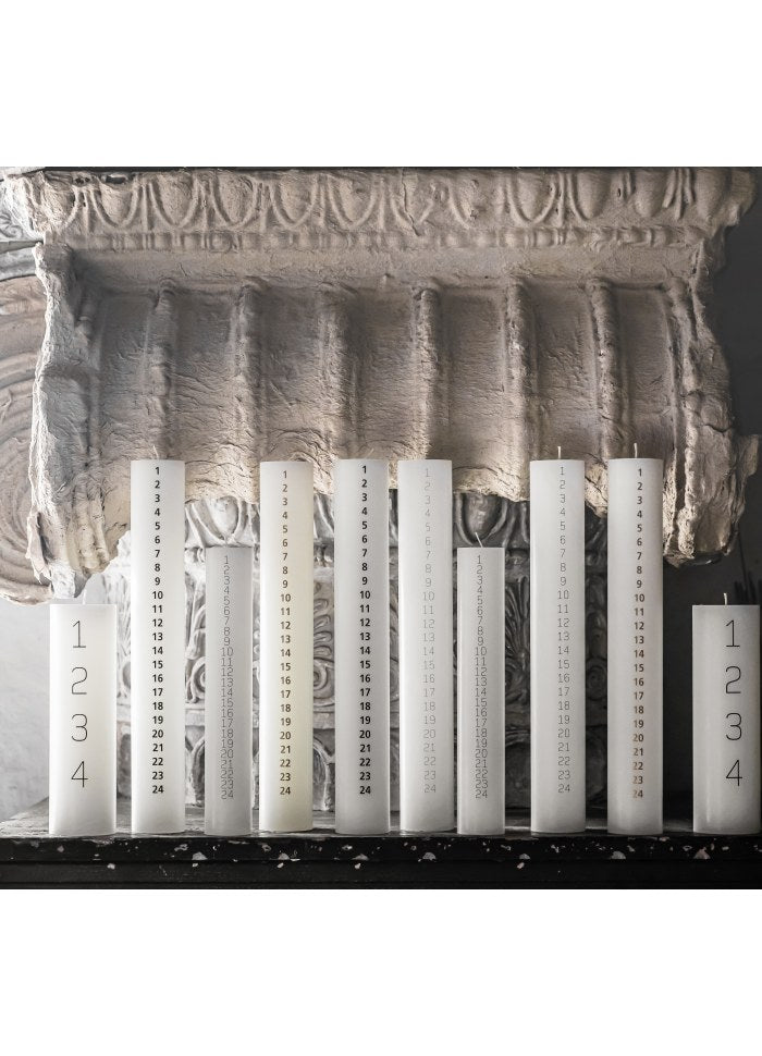 Kalenderlys Monoline – 6x40 cm. med sort tryk