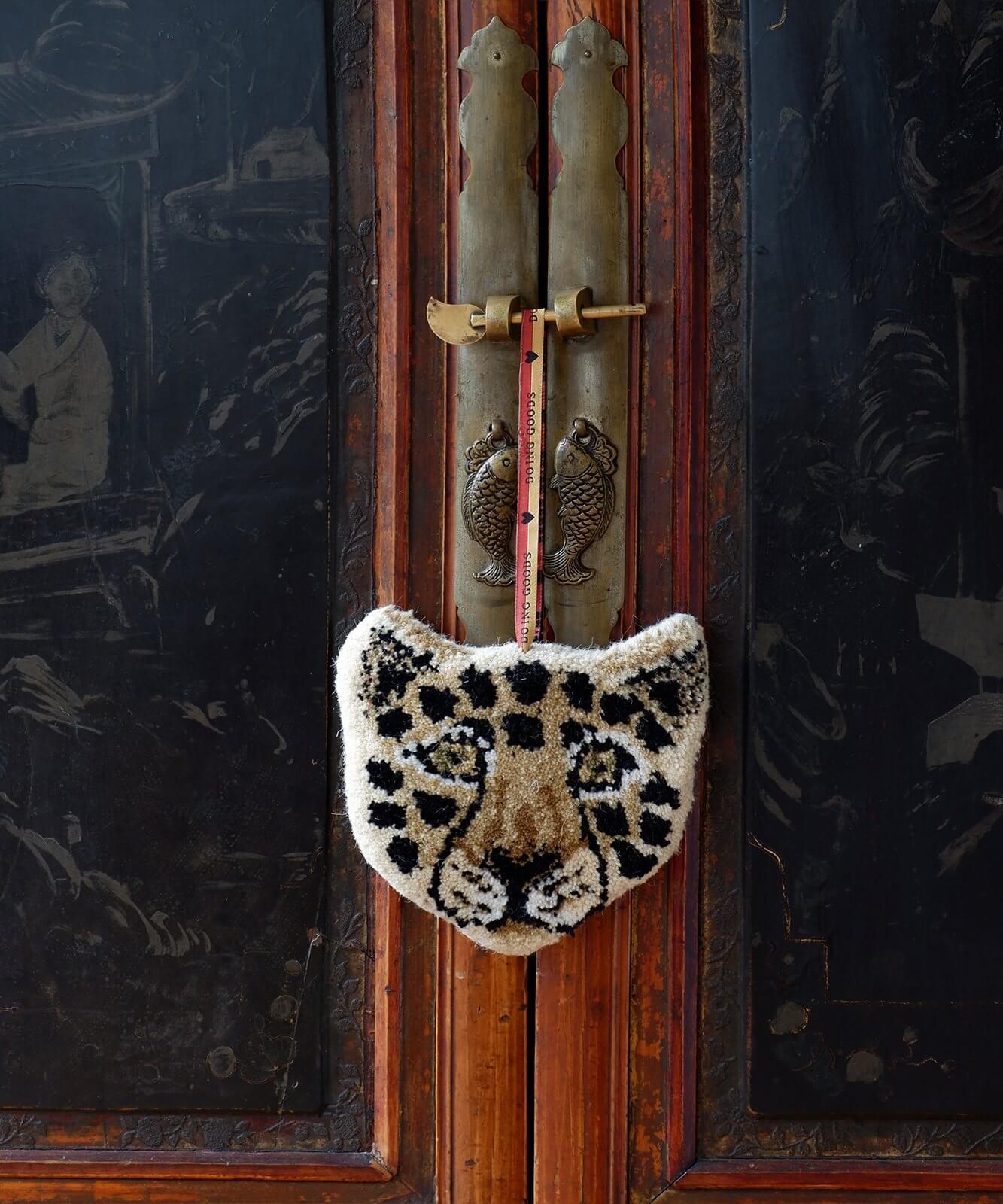 Loony Leopard gift hanger